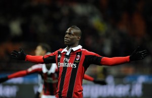 mario balotelli esulta