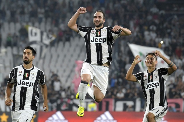 Sami Khedira, Gonzalo Higuain e Paulo Dybala festeggiano una vittoria della Juventus (Insidefoto)