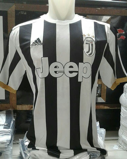 Una maglia fake della Juventus con il nuovo logo