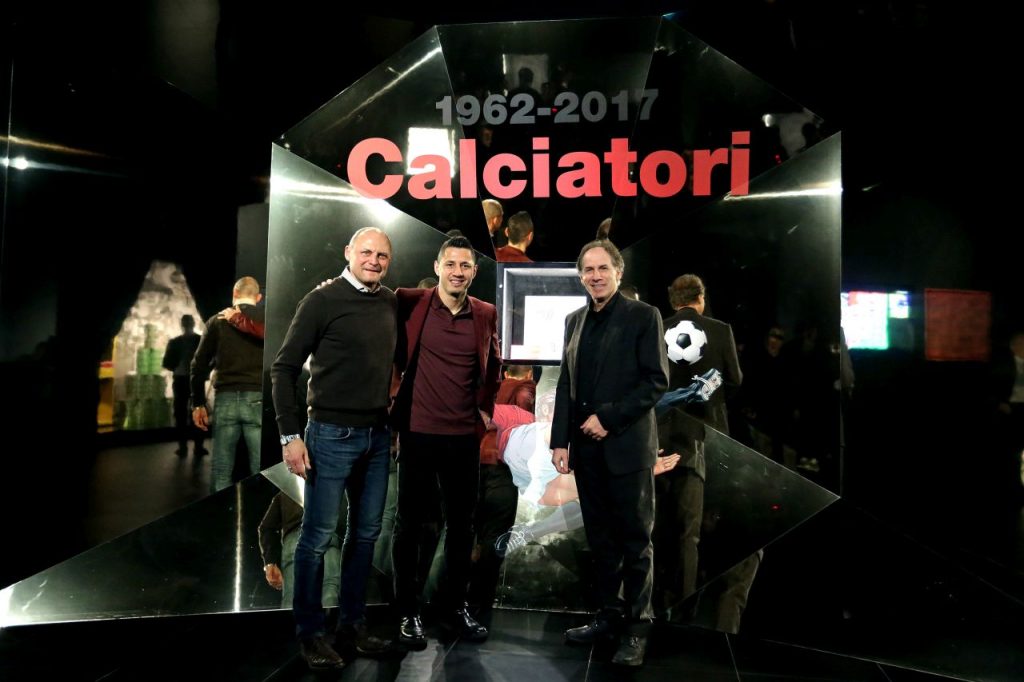 Lapadula, Baresi e Vierchiwood all'inaugurazione della mostra (Foto: AC Milan)