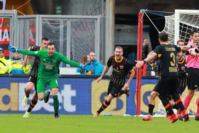 L'esultanza di Alberto Brignoli dopo il gol segnato al Milan (Insidefoto.com)