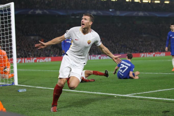 Edin Dzeko in azione contro il Chelsea (Insidefoto.com)