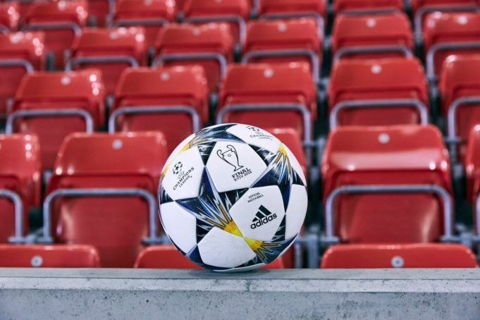 pallone fase a eliminazione diretta Champions League