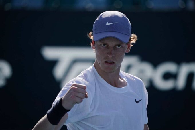 Chi è Jannik Sinner, il giovane talento del tennis italiano. La carriera, quanto guadagna, gli sponsor e i dati biografici del giovane tennista.