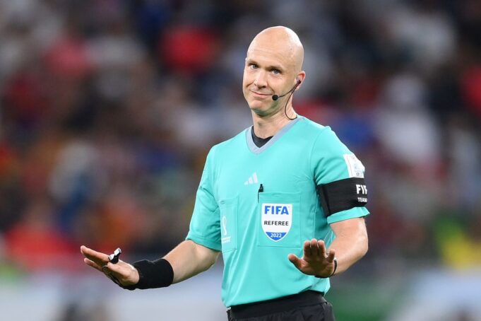 L'arbitro inglese Taylor